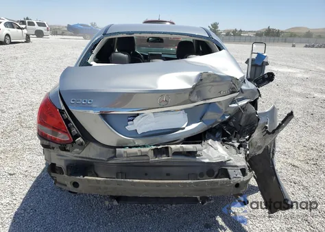 2015 Mercedes-Benz C 300 4Matic z USA, uszkodzony, nr VIN 55SWF4KB0FU016920